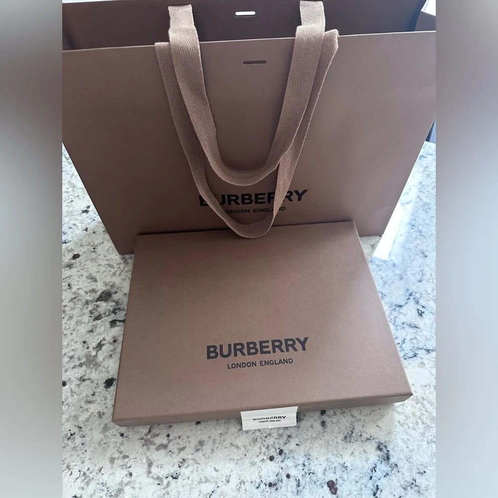 Authentic.Burberry Polo Shirt, for Men Tan and Brown Classic Elegance pre owned - Picture 6 of 10